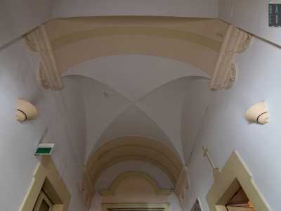 ...limitata da due arcate che �poggiano� su capitelli color crema